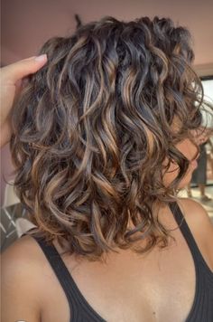 Curly Bob Haircut, Shoulder Length Curly Hair, Natural Curly Hair Cuts, Medium Length Curly Hair, Highlights Curly Hair, Bob Haircut Curly, Curly Hair Photos, Colored Curly Hair, Medium Curly Hair Styles