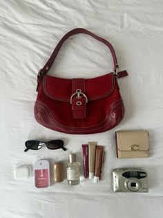 vintage coach whats in my bag Coach Purse Vintage, Vintage Coach Purse Outfit, Coach Aesthetic Bag, Purse Aesthetic Vintage, What’s In My Purse Asthetic, Everyday Bag Aesthetic, Vintage Coach Bags Outfits Style, Vintage Coach Bags Outfits, Coach Purse Aesthetic