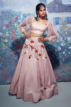 "14 Versatile Crop Tops Outfit Ideas for Day to Night Looks" Latest Lahengas, Lehenga With Crop Top, Lehenga Sarees, Crop Top Lehenga, Raw Silk Lehenga, Indian Bride Outfits, Lehenga Blouse Designs, Gaun Fashion, Crop Top Designs