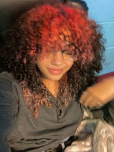 Curly Hair Colored Ideas, Ways To Dye Curly Hair, Two Tone Curly Hair, Red Highlights Curly Hair, Dyed Hair Curly, Curly Dyed Hair Natural Curls, Curly Hair Dye, Egirl Inspo, Pink Egirl