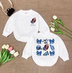 Coquette Game Day Baby Romper, Personalised Football Baby Clothes, Football Vibes Baby Outfit, Football Baby Shower, Sports Bubble Romper "HOW TO ORDER v Choose Romper Sizes v Select design color if applicable v For personalized designs - enter customization in the "Add your personalization" field v ADD TO CART v Select from our shipping class options. 📦 PRODUCTION TIME & SHIPPING ► All items are handmade-to-order ► Production time is in 1-2 days ► We ship all orders next business day after pro Baby Football Outfit, Baby Shower Sports, Football Baby Shower, Football Baby, Personalized Football, Bubble Romper, Baby Outfit, Baby Outfits, Gender Neutral Baby