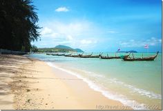 there are many long boats on the beach