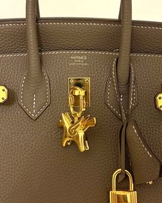 Vintage accent✨ Will this classic gold rodeo charm complete your bag’s look? 💎

#aelysee #aelyseebagcharm #rodeocharm #rodeopegase #bagcharm #bagaccessories #cadenacharmclub #hermès #hermesbirkin #baglover