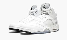 One of the first two non-original retro colorways of the Air Jordan 5 that first released in 2000, the "Metallic Silver" version was back in 2015.  The pristine colorway features a white tumbled leather upper with silver accents throughout, easily making one of the cleanest Air Jordan 5s ever. Jordan 5s, Vapour Max Nike, Nike Air Jordan 5, Nike Sacai, Dr Shoes, Jordan 5 Retro, Womens Air Jordans, Baskets Nike, Air Jordan 5 Retro