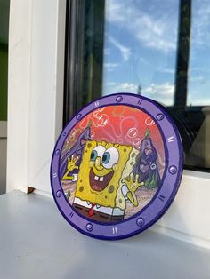 The main character of the cartoon spongebob is painted with acrylics on a round canvas Painting Ideas On Circle Canvas, Spongebob Canvas Painting, Spongebob Drawing, Spongebob Painting Ideas, Spongebob Circle Painting, Circle Canvas Painting Spongebob, Spongebob Window Painting Square, Spongebob Window, Spongebob Window Painting