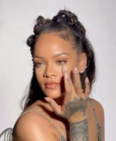 Rihanna Face, Rihanna Makeup, African Hair Braiding Styles, Beautiful Hair Color, Face Contouring, African Braids Hairstyles, Long Blonde Hair, Beautiful Long Hair, Different Hairstyles