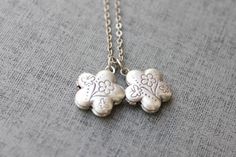 Vintage style cute Floral mini Locket - S2068 Silver Flower Jewelry For Friendship, Cute Silver Wedding Jewelry, Cute Silver Jewelry For Wedding, Cute Silver Necklaces For Wedding, Tiny Flowers, Gift For Friend, Simple Necklace, Friend Wedding, Locket Necklace