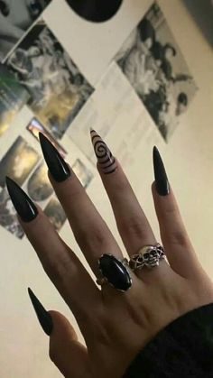 Nail Ideas Sharp, Almond Acrylic Nails Goth, Black Stelito Nails, Black Sharp Nails, Black Coffin Nail Ideas, Ongles Goth, Acrylic Nails Stiletto, Stilleto Nails Designs, Black Stiletto Nails