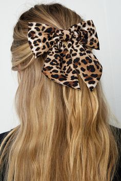 Cute bow-shaped hair clip with a leopard print bow for your hair. Why use a normal hair clip when you can use something so cute? This makes every hairstyle a highlight! Whether for work or going out, this makes every hairstyle unique. Leopard Hair Ribbon, Clip For Hair, Cheetah Style, Cute Cheetah, Leopard Print Bow, Leopard Hair, Bow Hair Clip, Bow Hair Accessories, Normal Hair