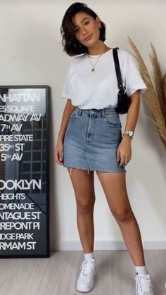 Jean Skirt Outfits Mini, Spring Outfits Basic, How To Style A Denim Skirt Short, How To Style Short Denim Skirt, Summer Short Skirt Outfits, Short Summer Skirt Outfit, Short Jean Skirt Outfits Summer, Short Denim Skirt Outfit Summer, Denim Skirt Outfit Short