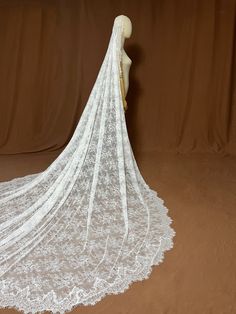 the back of a white wedding dress on a mannequin's headdress