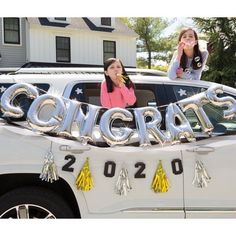 Auto y Diy Car Decorations, Parade Decorations, Senior Year Diy, Diy Graduation Decorations, Senior Year Fun, Graduation Poster, Senior Year Of High School