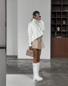 Classy Fashion Outfits, March Outfits, Neutral Fall Outfits, White Boots Outfit, Boots Outfit Ideas, Fashion Outfits Aesthetic, Japan Outfits, Boots Outfits