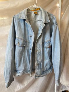 🚨LEAVING TO MX, BOOST IS ON! ALL OFFERS ACCEPTED 👑 GOLDMINE 👑 #vintagequiksilver light wash blue denim jacket with a quilted pattern, button up front and pockets. SUCH A SICK PIECE ✨ true Californian spirit, gives me relaxed cool LA guy Americana. Surfer off duty  In nearly mint condition. Buttons are snappy and jacket in great condition. Small stain in the back which looks washable and honestly barely noticeable. I had to look for it to find it. A great piece for the guys or an awesome overs Style Californien, Surf Apparel, Jean Bleu, Flaws And All, Quilted Pattern, Surf Outfit, Blue Denim Jacket, California Style, Oversized Jacket