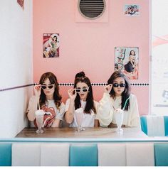 Retro Diner Photoshoot, Diner Photoshoot, 70s Photoshoot, Diner Aesthetic, Retro Photoshoot, Debut Photoshoot, Vintage Photoshoot, Retro Diner, Best Friend Photoshoot