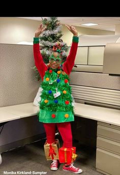 Whooville Outfits Ideas Women, Ugly Christmas Sweater Party Ideas Decor, Easy Christmas Costumes, Christmas Spirit Week Outfits, Dress Like A Present