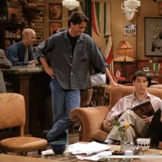 Chandler Bing Outfits, Grandpa Fashion, Chandler Friends, Friends Outfits, Guys Fits, 90s Fits, 90s Men, Friends Funny Moments, Chandler Bing