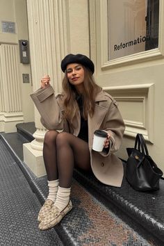 Parisian vibes in this outfit. Elegant style, beige jacket, winter coat, beret, smart casual outfit, winter outfit, winter trend, winter fashion, winter outfits, aesthetic, fall fashion, brunch outfit, minimal outfit, minimal outfit ideas, minimal style, beret outfit, fashion, outfit ideas, aesthetic, european fashion, fashion trends, quiet luxury, fashion ideas, parisian style, parisienne, french fashion, autumn outfit, fall outfit, street style, credit: jodielapetitefrenchie French Hat Outfit, Style Parisian Chic, Beret Outfit, Parisian Style Outfit, Rich Girl Outfits, Parisian Outfit, Shooting Ideas, French Outfit, London Outfit