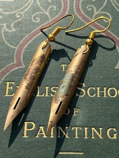 Earrings made with two matching vintage pen nibs. A great gift for writers, readers, students and academics, or anyone who enjoys unusual, vintage-style jewellery. Vintage Pens, Vintage Style Jewellery, Pen Nib, Dark Academia, Vintage Stil, Style Vintage, Diy Jewelry, Vintage Antiques, Jewelry Earrings Dangle