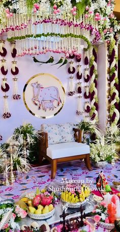 Gowri Pooja Decoration For Marriage, Sreemantham Backdrop, Traditional Seemantham Decoration, Valaikappu Decoration Ideas, Sreemantham Plate Decoration, Saree Ceremony Decoration, Baby Shower Stage Decorations, Seemantham Backdrop, Sreemantham Decoration