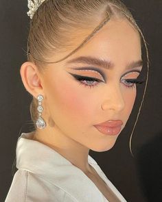 Black Swan Makeup, Exotic Makeup, Maquillage On Fleek, Rhinestone Makeup, Prom Eye Makeup, Casual Makeup, Eye Makeup Pictures, Makeup Idea, Makijaż Smokey Eye