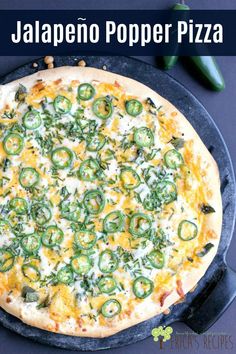 jalapeno popper pizza in a cast iron skillet