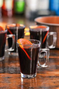 Red liquid in glass mugs with orange slices Winter Party Drinks, Non Alcoholic Mulled Wine, Spiced Wine Recipe, Winter Cocktails Recipes, Mulled Wine Recipe, Wine Recipe, Spiced Wine, Mulling Spices, Winter Drinks