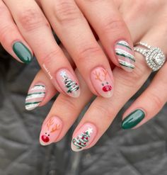 Cite short snd simple almond nails Christmas inspired. Classy Christmas Nails, Best Christmas Nails, Green Christmas Nails, Christmas Nails Designs, Christmas Nail Designs Easy, January Nail, January Nails, Plaid Nails, Christmas Nails Easy