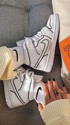 Wallpaper Nike, Air Nike, Shoes Aesthetic, Trendy Shoes Sneakers, Nike Shoes Girls, Dr Shoes, Jordan Shoes Girls, Preppy Shoes, Jordan Shoes Retro