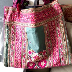 FORMAT: 50 cm wide x 42 cm high This bag as all my bags is unique because it is made from embroidered by hand, that I brought back from my travels. These embroideries were used for personal purposes, before recently sold for more modern manufactured products. Bag in pink and green tones. Bag made from an old door baby. Embroideries are not new, but it is what makes its charm and originality. On the back: a few rows of pearls come stressed tissues "Brasso" of Indian origin. For the Interior: larg Embroidered Tote Bag For Travel, Multicolor Embroidered Tote Bag, Embroidered Tote Satchel For Daily Use, Green Rectangular Shoulder Bag With Floral Embroidery, Embroidered Rectangular Bags For Festivals, Pink Rectangular Shoulder Bag With Handwork, Vintage Embroidered Travel Satchel, Traditional Square Travel Bag, Vintage Embroidered Tote Bag