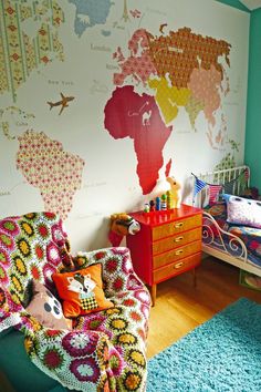 two pictures of a child's room with a map on the wall