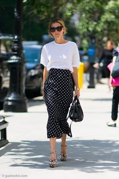 Marina Larroude at Ralph Lauren Resort 2015 Dot Skirt Outfit, Casual Work Outfit Spring, Elegantes Outfit Damen, Polka Dots Outfit, Walking Down The Street, Spring Work Outfits, Polka Dot Skirt, Street Style Summer, Dot Skirt