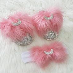 Our Handmade Swarovski Rhinestone Crystals Bling Baby Cute Fur Shoes and Headband is a wonderful gift for a newborn. Get your own unique gift that you will love. Great for Baby Showers, Christenings, Gender Reveal, Parties and more!. This Handmade Rhinestone set would be great as a keepsake in a memory box for your little one. - It is a truly memorable baby gift. - Every product is made by hand with care. Baby Ballet Shoes, Bling Baby Shoes, Handmade Baby Shoes, Baby Ballet, Gender Reveal Gifts, Custom Headbands, Baby Bling