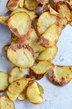 some fried potatoes are sitting on a white tablecloth and ready to be cut into wedges