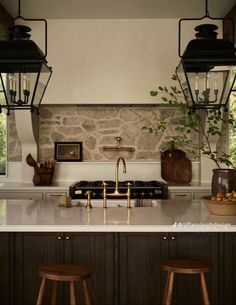 Kitchen Old Money, Old Money Kitchen Aesthetic, Old Money Home Aesthetic, Nancy Myers Homes Aesthetic, English Kitchen Cottage, Old Money Kitchen, Basement Suite Ideas, Nancy Myers Homes, Old Money Home Decor