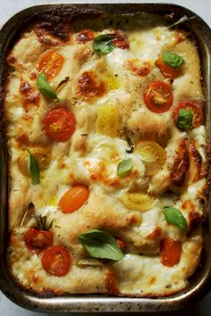 Light and Fluffy Focaccia topped with Garlic, Tomatoes and Mozzarella Food Photography Ideas, Easy Focaccia, Homemade Focaccia, Tomatoes Mozzarella, Focaccia Recipe, Recipe Cover, Comfort Food Recipes Dinners, Easy Snack Recipes, Easy Bread