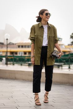 Spring Business Casual Outfits, Effortless Chic Style, Spring Business Casual, Boho Chique, Work Flow, Pedal Pushers, Army Green Jacket, 2024 Style, Looks Street Style