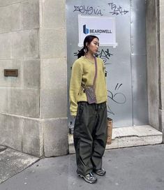 Jeans Outfit Modest, Japan Street Style Women, Urban Street Style Women, Green Jeans Outfit, Japan Outfits, Outfit Modest, Japan Streetwear, Green Jeans