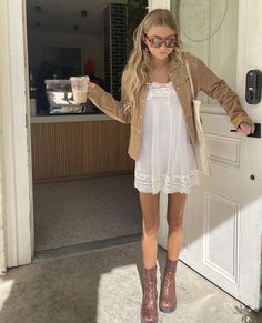 Class Outfit College Summer, Call Me By Your Name Aesthetic Outfit, Aspen Summer Outfits, Girl Next Door Aesthetic Outfit, Concert Outfit Boho, Cmbyn Outfit, Darty Szn Outfits, Austin Texas Outfits, Pinterest Baddie