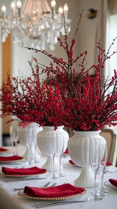 Red White Christmas Decor, Red And White Christmas Decor, White Christmas Decor Ideas, Glam Christmas Decor, Red And White Christmas, Christmas Candle Decorations, Christmas Flower Arrangements, Red White Christmas