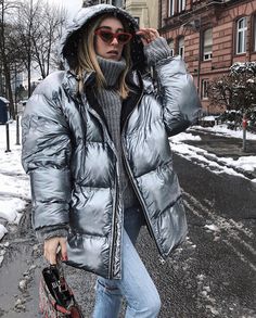 Puffa Jacket Outfit, Silver Puffer Jacket Outfit, Silver Jacket Outfit, Silver Puffer Jacket, Puffer Outfit, Beige Hose, Winter Jacket Outfits, 50th Clothes, Puffer Jacket Outfit