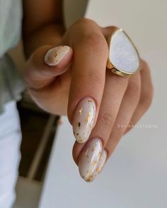 White Chrome With Gold Nails, Milk White And Gold Nails, Milky White Nails With Gold Flakes, White With Gold Accent Nails, Nails Feuille D’or, White Nails Gold Flakes, Golden Foil Nails, White Nails With Gold Foil, Ongles Blanc Laiteux Nail Art