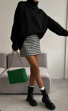 Chunky Black Boot Outfits, Black Boots Outfit, Winter Skirt Outfit, Italy Outfits, Miniskirt Outfits, Outfits Spring, Autumn Street Style