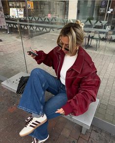 Chloé Allain | 10 jeans loose outfits inspo🦋 | Instagram Red Jeans Jacket Outfit, Burgundy Suede Jacket Outfit, Maroon Fall Outfit, Fall Fits Women, Red Suede Jacket Outfit, Maroon Leather Jacket Outfit, Red Fall Outfits, Denim Fall Outfits, Fall Outfits Red