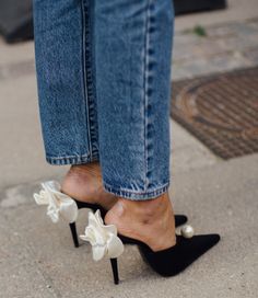 Shoes Game, Dr Shoes, Shoes Heels Classy, Denim On Denim, Heels Classy, Shoe Inspo, Looks Street Style, Aesthetic Shoes