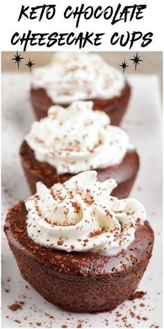 gluten free chocolate cheesecake with whipped cream topping for low carb Keto Chocolate Cheesecake Bites, Keto Picnic Food Ideas, Keto Cheesecake Cups, Keto Fall Desserts, Low Carb Chocolate Desserts, Chocolate Cheesecake Cups, Keto Chocolate Cheesecake, Snacks Summer, Best Chocolate Cheesecake