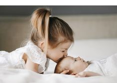 Infant And Sibling Photo Ideas, Newborn And Sister Photoshoot, Newborn Family Photos Of 4, New Born Baby Shoot With Siblings, Newborn Photo Siblings, Newborn Brother And Big Sister, Newborn And Sibling Photos, New Baby Sibling Pictures, New Sibling Pictures