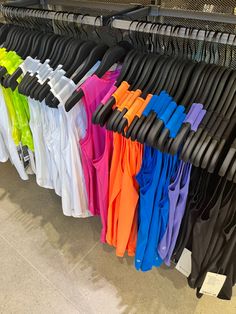 Lululemon Store, Lululemon Outfit Fashion, Lululemon Shirts, College Wardrobe, Lulu Outfits, Preppy Outfits For School, Neon Outfits, Lululemon Outfits, Preppy Style Summer