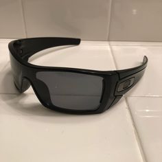 Used Oakley Batwolf Mens Sunglasses. Paid $195 Brand New. Comes With Original Carrying Pouch. In Great Condition! Shoulder Bag Oakley, 2000s Oakley Sunglasses, Oakley Batwolf, Oakley Baseball Sunglasses, Oakley Split Time Sunglasses, Oakley Glasses, Cheap Oakley Sunglasses, Oakley Men, Colored Sunglasses