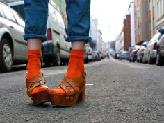 #ankleswagger? Socks With Clogs, Girlfriend Socks, Sandals With Socks, Heels And Socks, Orange Socks, Knitwear Style, Trending Sandals, Socks And Heels